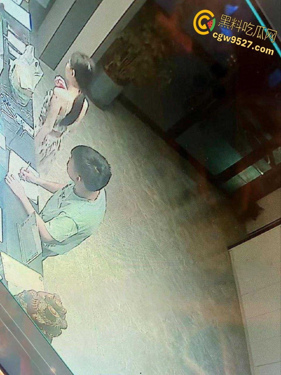 20岁吊带嫩妹结婚半年出轨,在酒店被老公捉奸在床,床上还有调教妹妹的滴蜡,这大兄弟真会吃 !-2