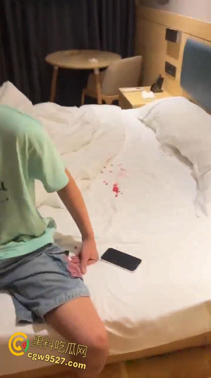20岁吊带嫩妹结婚半年出轨,在酒店被老公捉奸在床,床上还有调教妹妹的滴蜡,这大兄弟真会吃 !-5