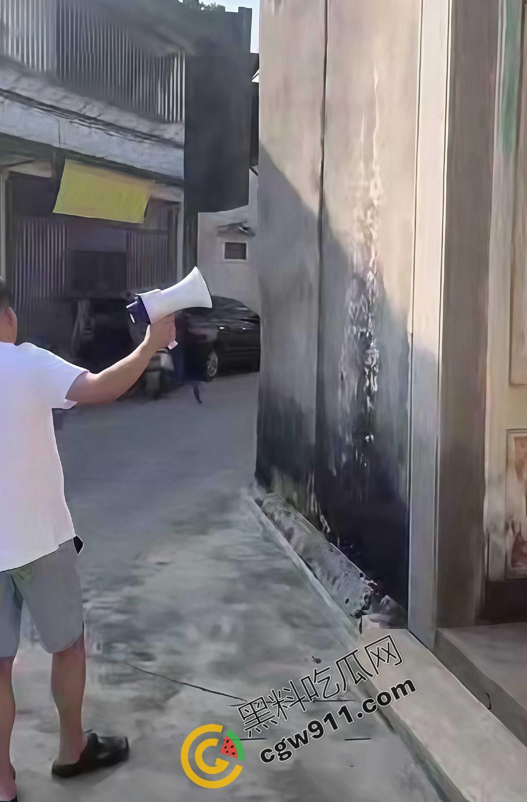 广东普宁惊爆绿帽丑闻:丈夫公开播放妻子出轨证据!三孩皆非亲生,妻家门庭若市,宗祠前成大戏场!-5