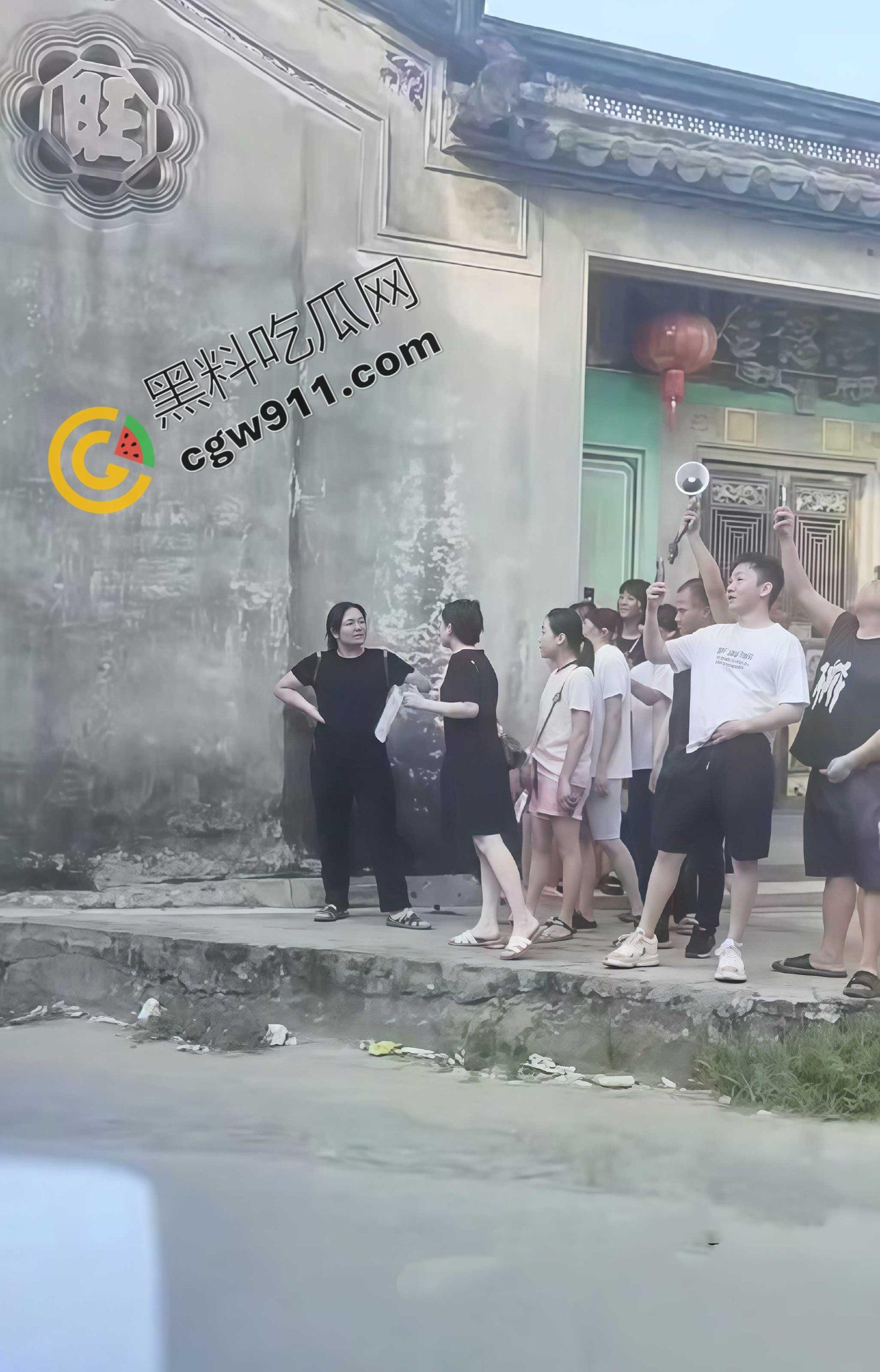 广东普宁惊爆绿帽丑闻:丈夫公开播放妻子出轨证据!三孩皆非亲生,妻家门庭若市,宗祠前成大戏场!-6