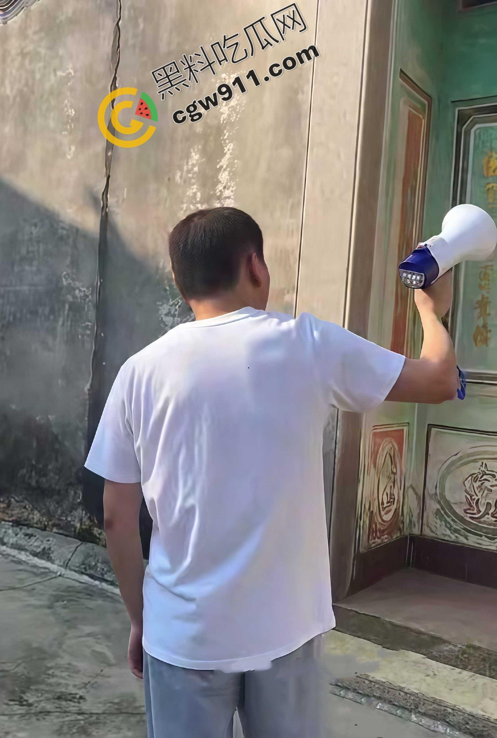 广东普宁惊爆绿帽丑闻:丈夫公开播放妻子出轨证据!三孩皆非亲生,妻家门庭若市,宗祠前成大戏场!-7