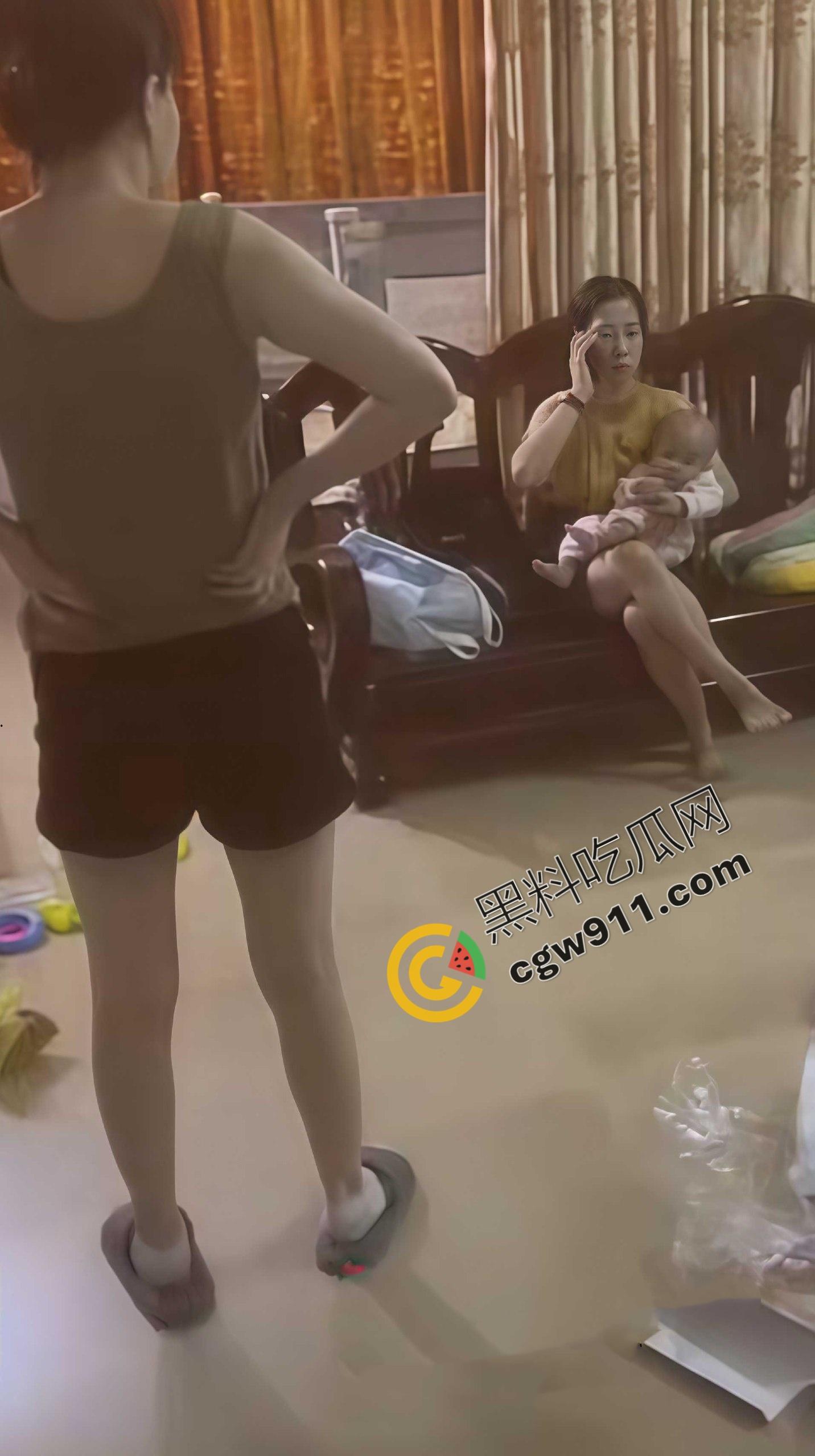 广东普宁惊爆绿帽丑闻:丈夫公开播放妻子出轨证据!三孩皆非亲生,妻家门庭若市,宗祠前成大戏场!-8