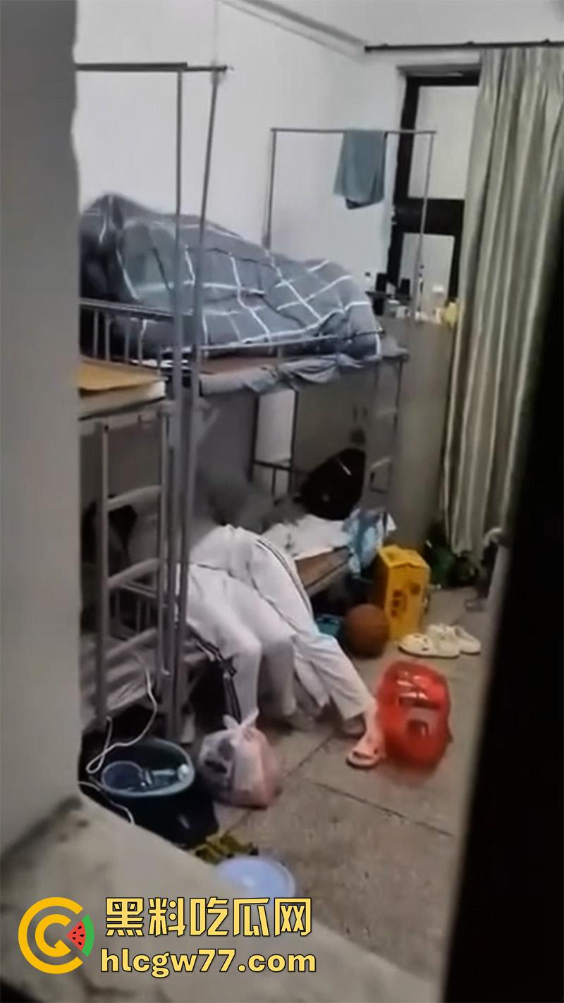 河南卫校寝室偷情，当着兄弟面操室友女友，兄弟想加入却被拒绝，直接将偷拍视频曝光！-8