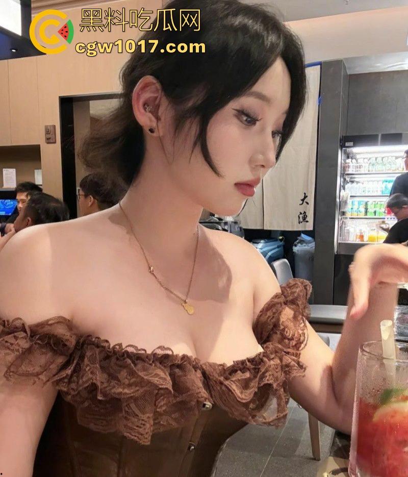 广西大学极品御姐【林瑶】约炮师弟视频曝光，黑丝连体服裹身勾勒完美曲线，口交吞屌多体位激情爆操！-1