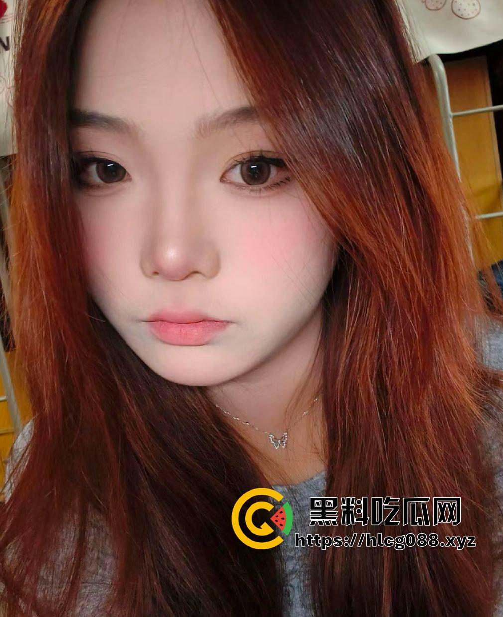 贵州赖茅厂20岁厂妹【齐雨鸠】白天酿酒晚上被主管爸爸狗链子遛,骚得洋气还上啥破班,直接当外围爽翻天得了!-1