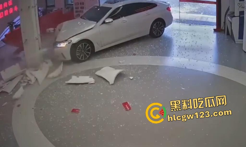 女司机宝马狂飙冲党群服务中心!看到这马路杀手谁还敢上路,猛撞柱子像是叛党?-2