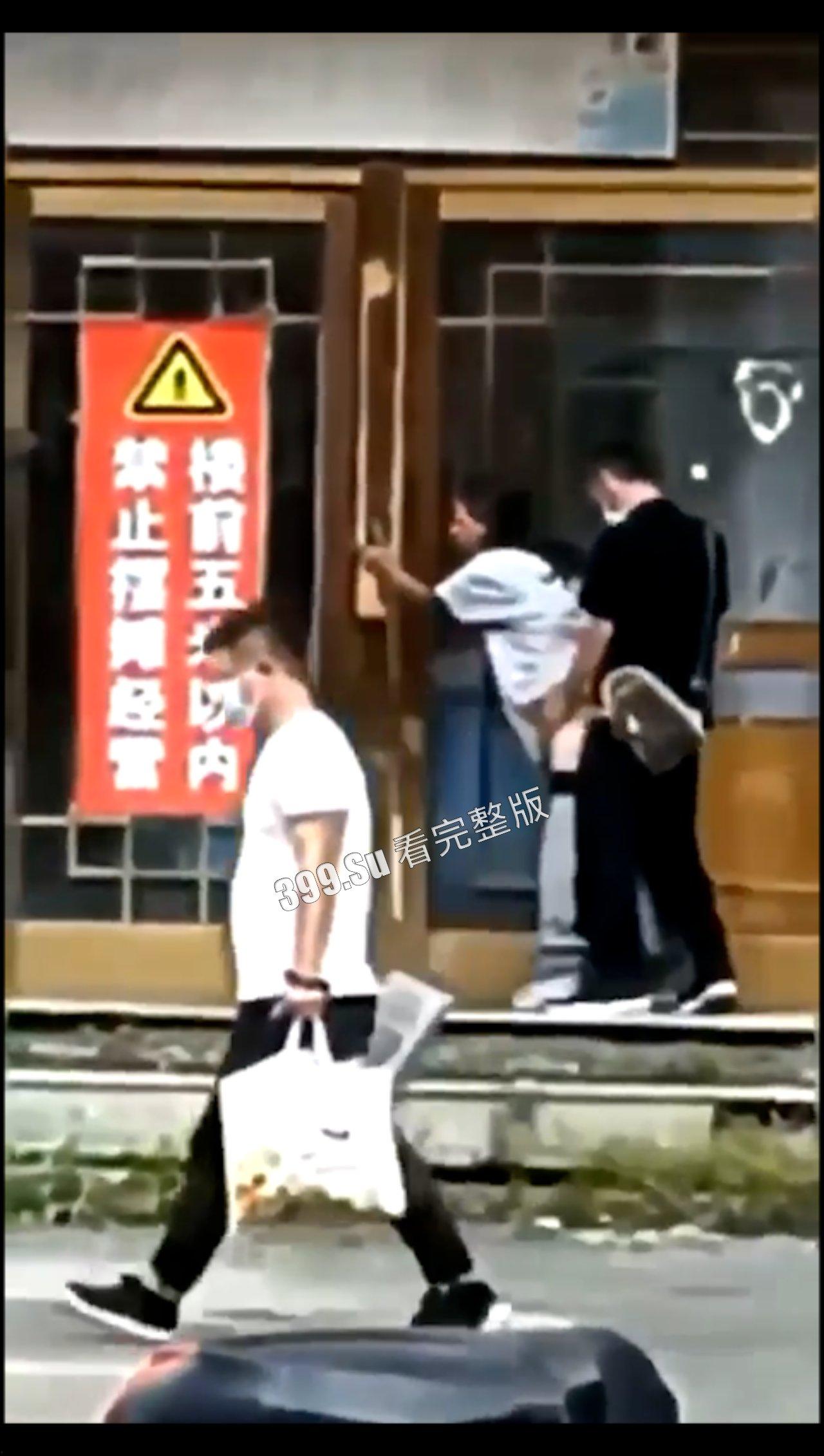 偷拍之公共场所野战  咱就是说发情了的话，就不能开个房吗-4