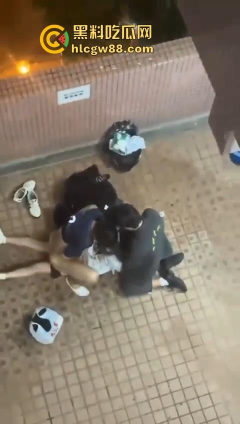 热门事件!香港屋苑平台3P野战偷拍!女孩被2男前后夹击操的热火朝天 跪地被猛插口爆刺激!-2