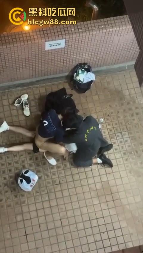 热门事件!香港屋苑平台3P野战偷拍!女孩被2男前后夹击操的热火朝天 跪地被猛插口爆刺激!-3