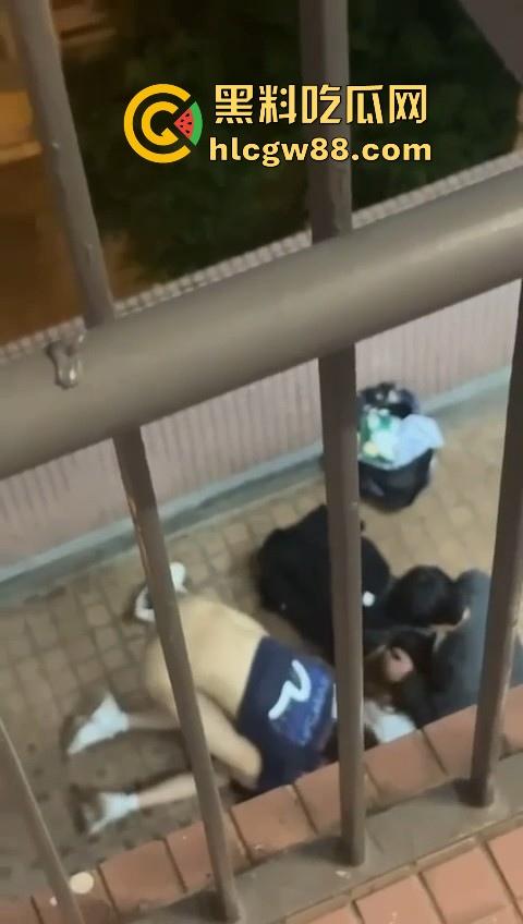 热门事件!香港屋苑平台3P野战偷拍!女孩被2男前后夹击操的热火朝天 跪地被猛插口爆刺激!-5