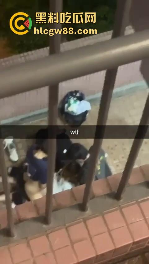 热门事件!香港屋苑平台3P野战偷拍!女孩被2男前后夹击操的热火朝天 跪地被猛插口爆刺激!-8