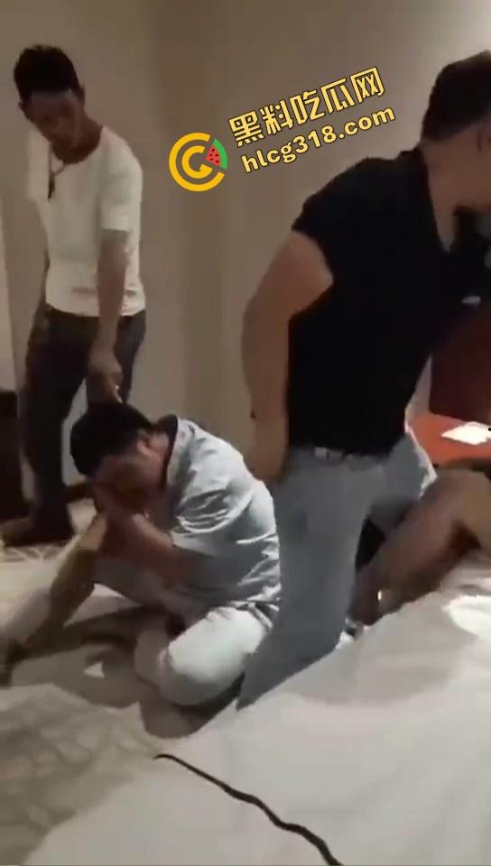 抓奸抓出新花样?郑州男子酒店当场捉奸狂锤情敌,转头却给老婆打屁股调教,你们一家人挺会玩!-4