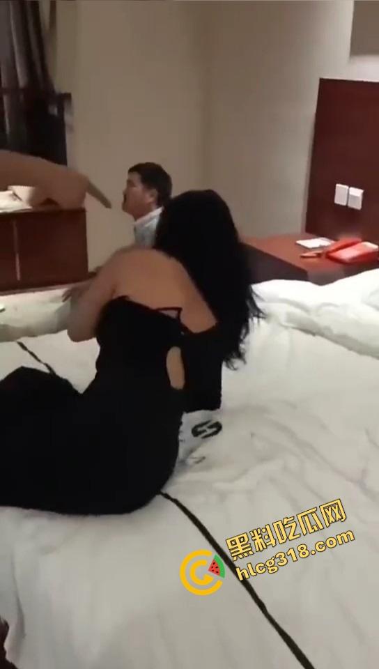 抓奸抓出新花样?郑州男子酒店当场捉奸狂锤情敌,转头却给老婆打屁股调教,你们一家人挺会玩!-10