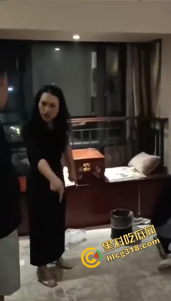 抓奸抓出新花样?郑州男子酒店当场捉奸狂锤情敌,转头却给老婆打屁股调教,你们一家人挺会玩!-11