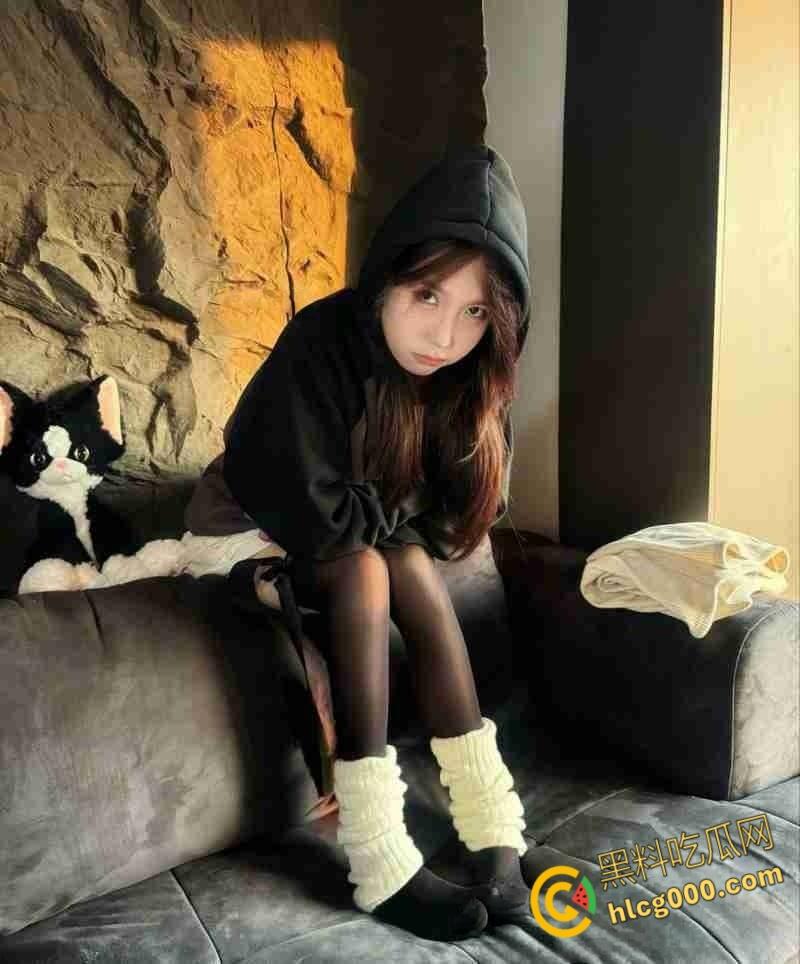 情趣内衣模特秒变淫片女主！江苏南京模特【张雅萱】，为捞金化身露脸母狗，巨乳翘臀被猛猛爆操 ！-3