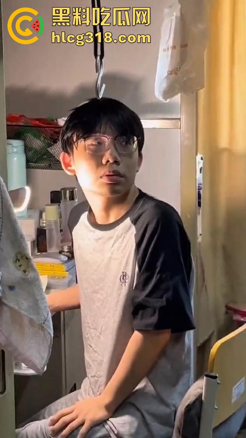 同宿舍的兄弟竟想操你屁眼,大连外国语眼镜变态男,偷同学球衣打飞机,被发现后将其曝光!-8