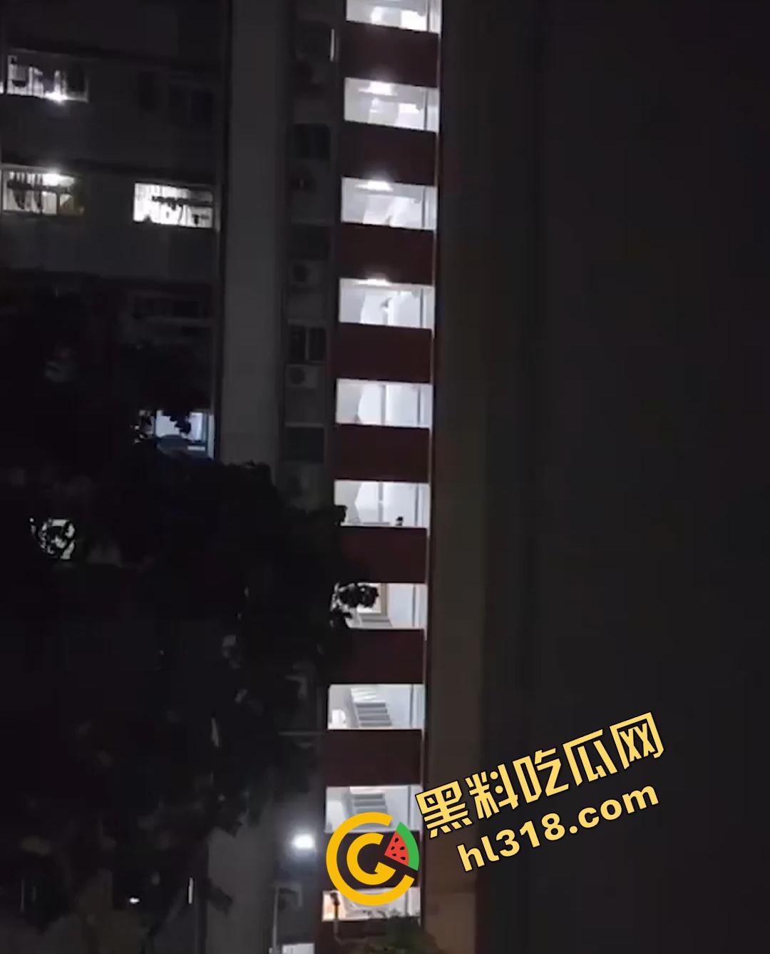 教学楼惊现激情直播,情侣课间角落舌吻互啃,男生手探裙底指尖猛扣小穴动作劲爆被全程录像直播!-1