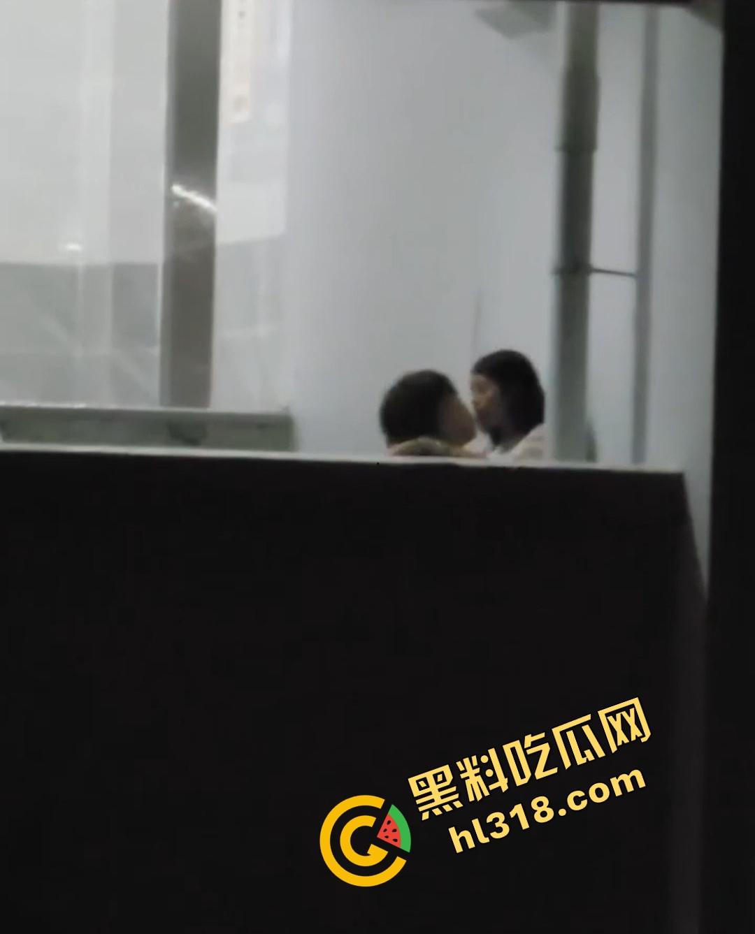 教学楼惊现激情直播,情侣课间角落舌吻互啃,男生手探裙底指尖猛扣小穴动作劲爆被全程录像直播!-4