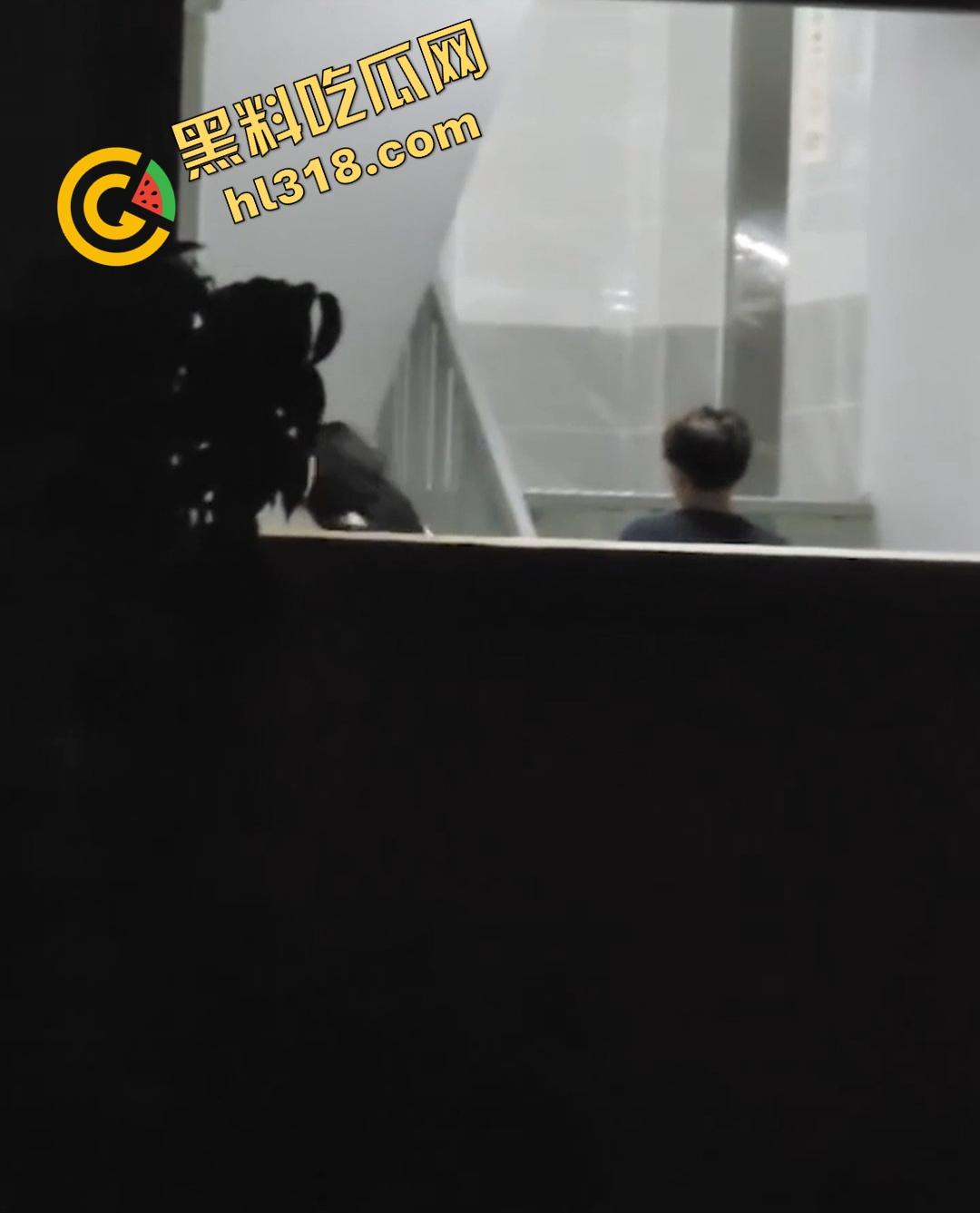 教学楼惊现激情直播,情侣课间角落舌吻互啃,男生手探裙底指尖猛扣小穴动作劲爆被全程录像直播!-6