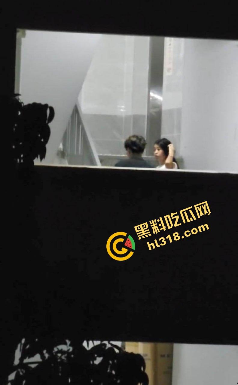 教学楼惊现激情直播,情侣课间角落舌吻互啃,男生手探裙底指尖猛扣小穴动作劲爆被全程录像直播!-9