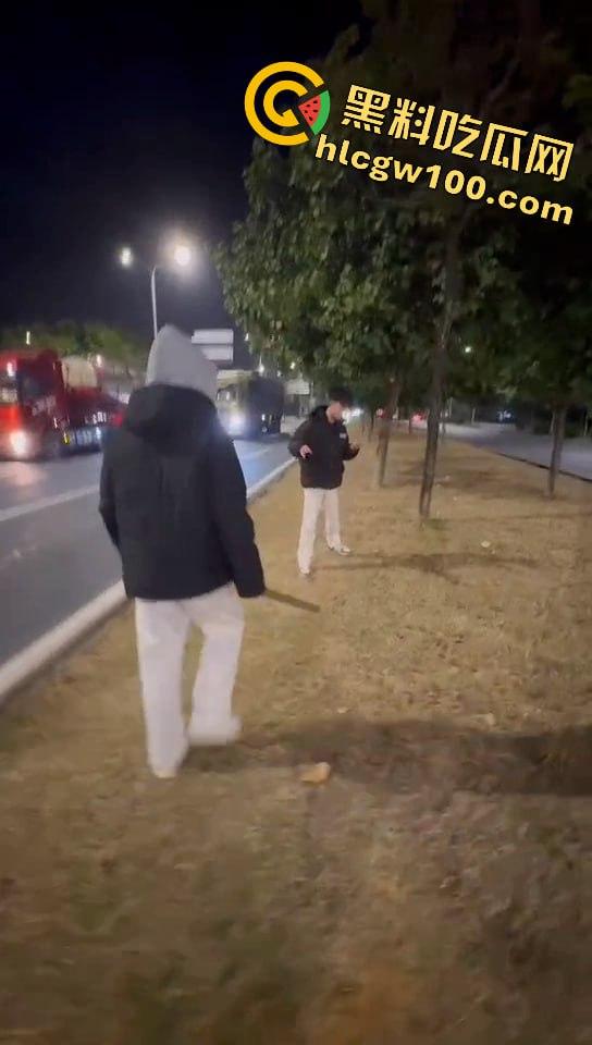 真人版罪恶都市！大马路沦为“死亡角斗场”，仇家飙车怒撞，一米多长“索命”刀狂舞-6