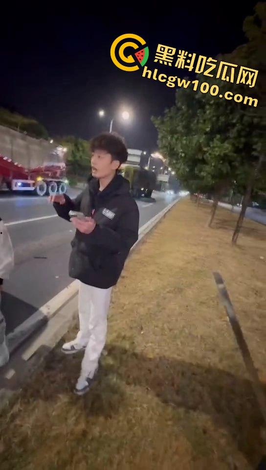 真人版罪恶都市！大马路沦为“死亡角斗场”，仇家飙车怒撞，一米多长“索命”刀狂舞-9