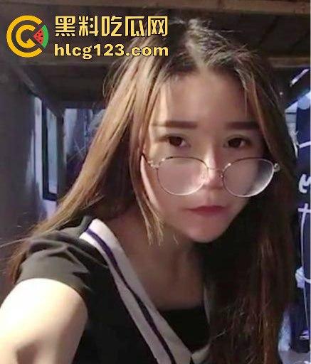 襄阳服装学院大三刘宝丽宿舍直播惹火!肥美大屁股加上白嫩微胖身材-3