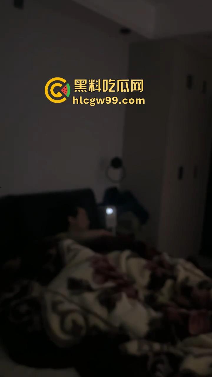 重庆情人节情人节第一抓，女友带弟弟捉奸一脚踹门，男友张史睡野鸡被抓还装淡定先莫慌，盘盘先！-3