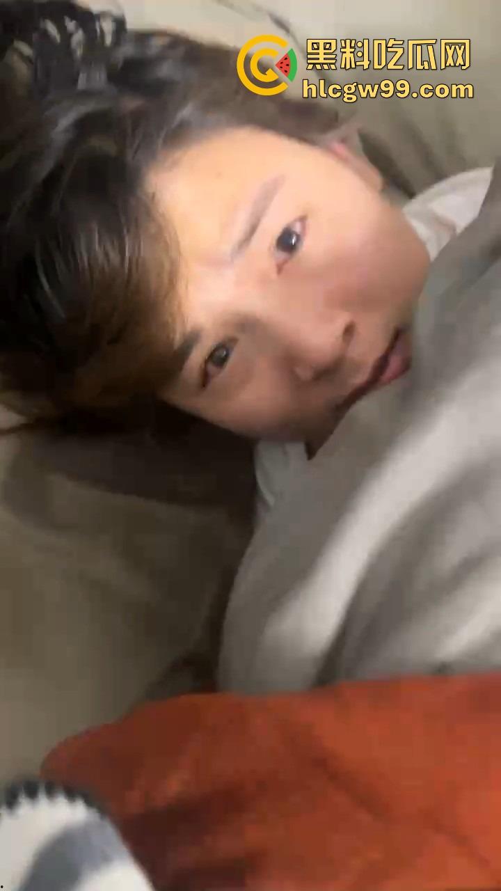 重庆情人节情人节第一抓，女友带弟弟捉奸一脚踹门，男友张史睡野鸡被抓还装淡定先莫慌，盘盘先！-10