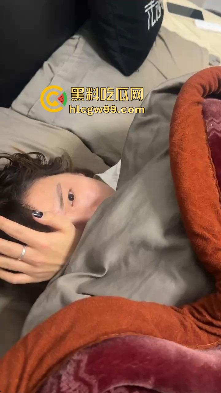 重庆情人节情人节第一抓，女友带弟弟捉奸一脚踹门，男友张史睡野鸡被抓还装淡定先莫慌，盘盘先！-11