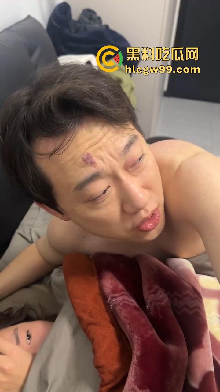 重庆情人节情人节第一抓，女友带弟弟捉奸一脚踹门，男友张史睡野鸡被抓还装淡定先莫慌，盘盘先！-12