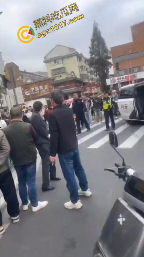 史上最强劫匪：上海金店惨遭口罩男子持锤密集猛砸，围观群众惊呼声交织，持锤狂徒现场被擒！-2