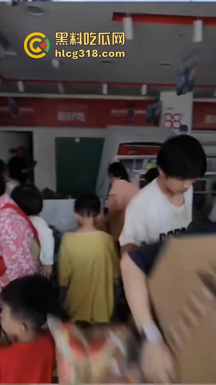 一场水灾，人性尽显！广东肇庆怀集水灾后，赵一鸣零食店遭到疯抢，竟然在广东看到0元购！-6