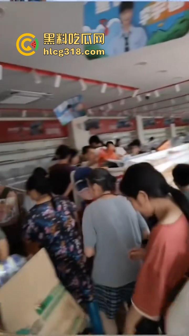 一场水灾，人性尽显！广东肇庆怀集水灾后，赵一鸣零食店遭到疯抢，竟然在广东看到0元购！-8