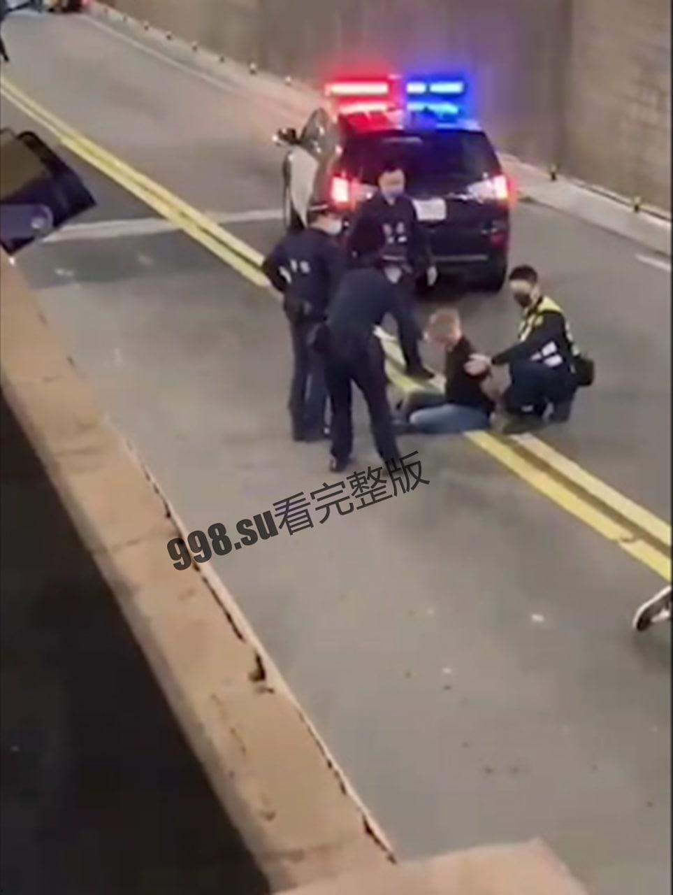 11.15台湾忠孝东路隧道,小伙撞死人还袭警遭警察击毙,全过程视频-1