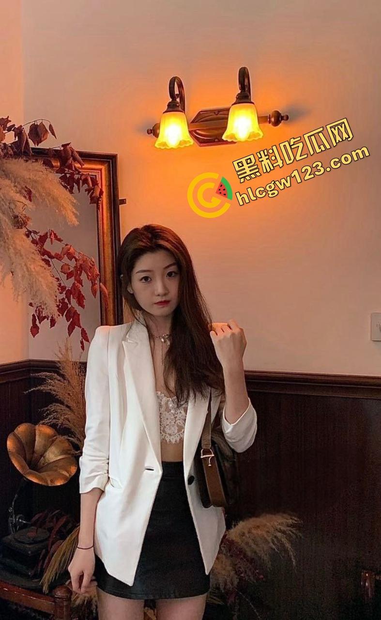 安徽淮南极品女大学生护士系【林冉然】遭金主大量泄密,撅着肥臀被金主各种姿势啪啪 真是骚极了!-2