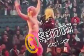 国外网红AvrilLavigne领奖 遭裸女冲上台踩场 爆粗口打对方胸部:fuck off bitch-2