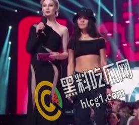 国外网红AvrilLavigne领奖 遭裸女冲上台踩场 爆粗口打对方胸部:fuck off bitch-4