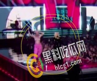 国外网红AvrilLavigne领奖 遭裸女冲上台踩场 爆粗口打对方胸部:fuck off bitch-7