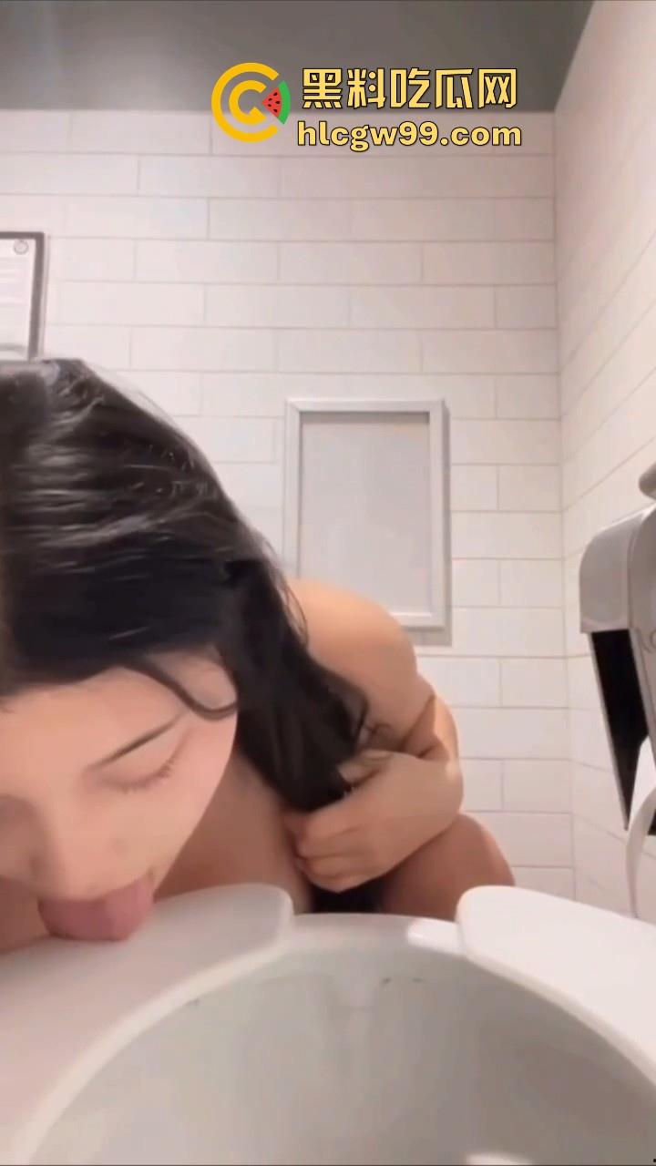 台湾媚黑淫荡母狗【刘紫伊】调教视频曝光,舔马桶 舔脚 颜射 口交听话无比,纯纯鸡巴套子!-16