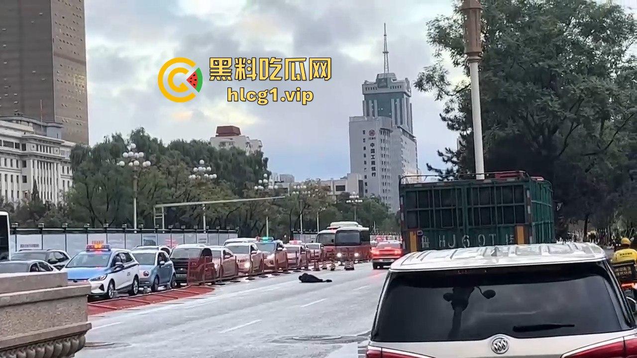 太原醉汉主干道停车持刀战3交警，打不过直接扒车逃跑，结果被托飞30米！-2