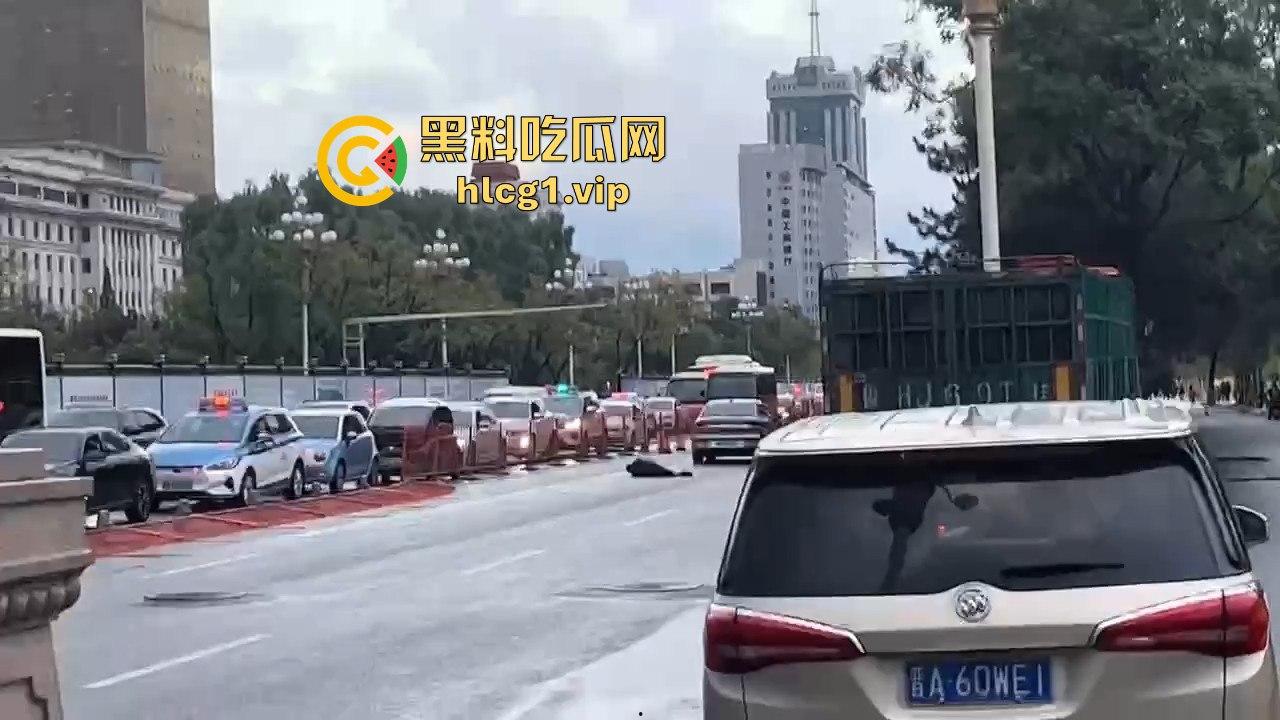 太原醉汉主干道停车持刀战3交警，打不过直接扒车逃跑，结果被托飞30米！-8