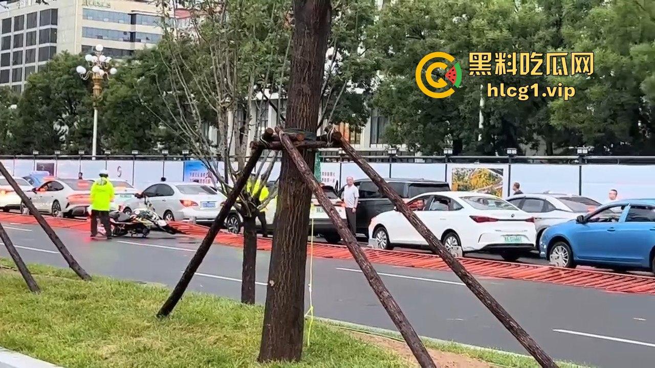 太原醉汉主干道停车持刀战3交警，打不过直接扒车逃跑，结果被托飞30米！-14