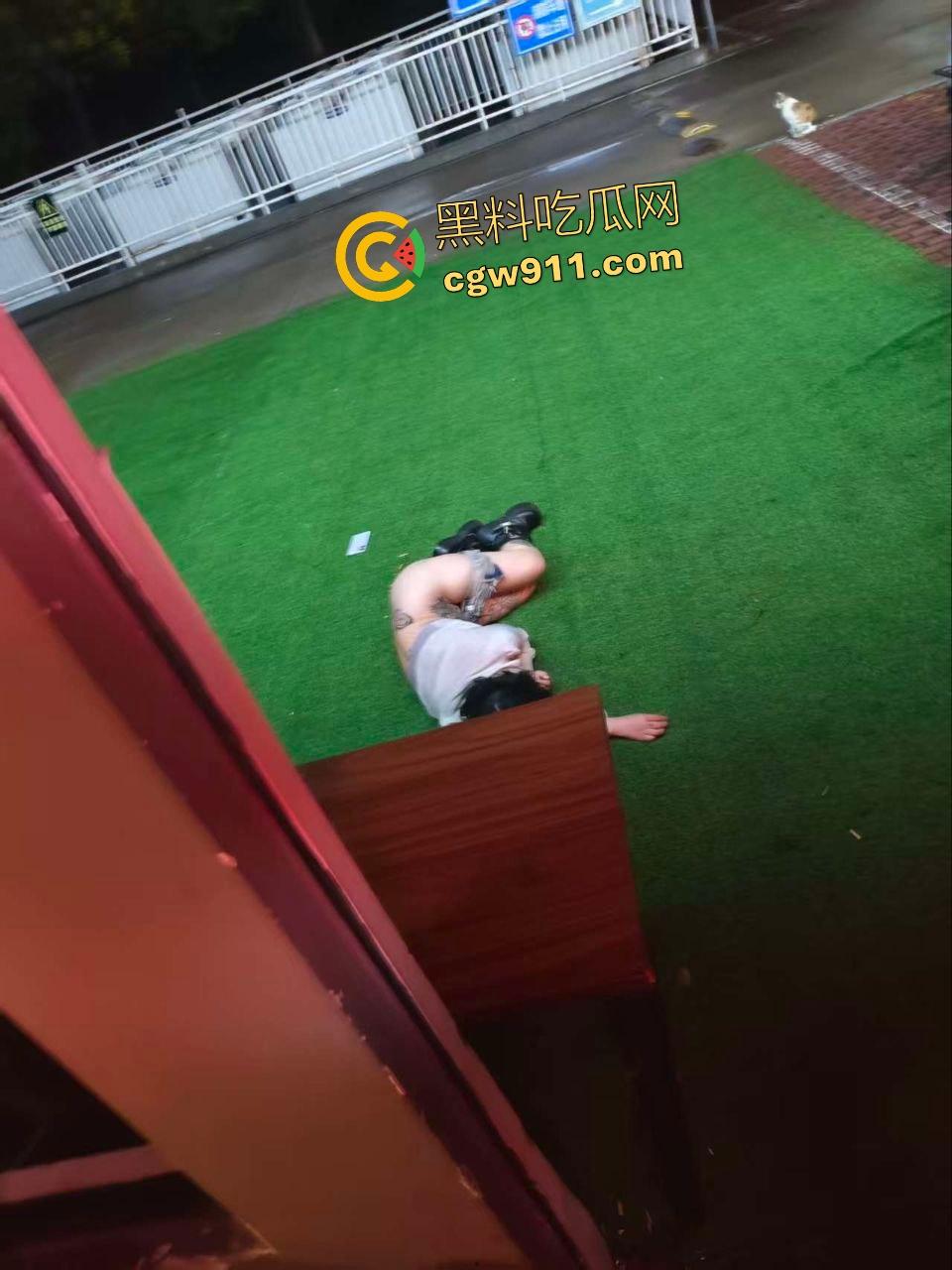 深圳浩南酒吧,符文贱货醉死路边狂抠喉咙!大奶毒猪喷酒汁如瘟疫喷泉,谁捡尸必然感染性病鸡巴烂掉!-3