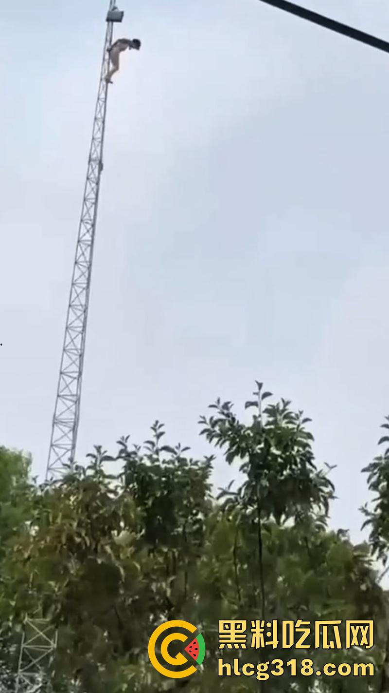 变态主人带母狗露出，突发奇想爬信号塔，高空捆绑拍照炫耀，结果主人意外坠落摔死，女子已获救！-7