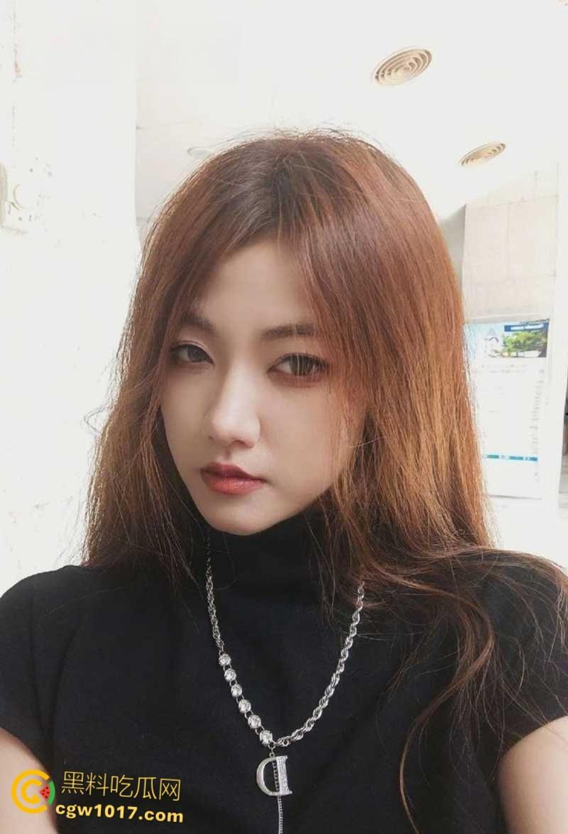 天津银行美女柜员【郭雨轩】,为了勾引客户买理财,甘愿献身当母狗玩虐肛,50厘米长假屌从菊花拽出!-1