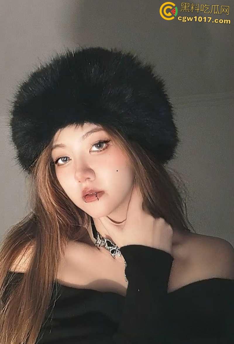 天津银行美女柜员【郭雨轩】,为了勾引客户买理财,甘愿献身当母狗玩虐肛,50厘米长假屌从菊花拽出!-2