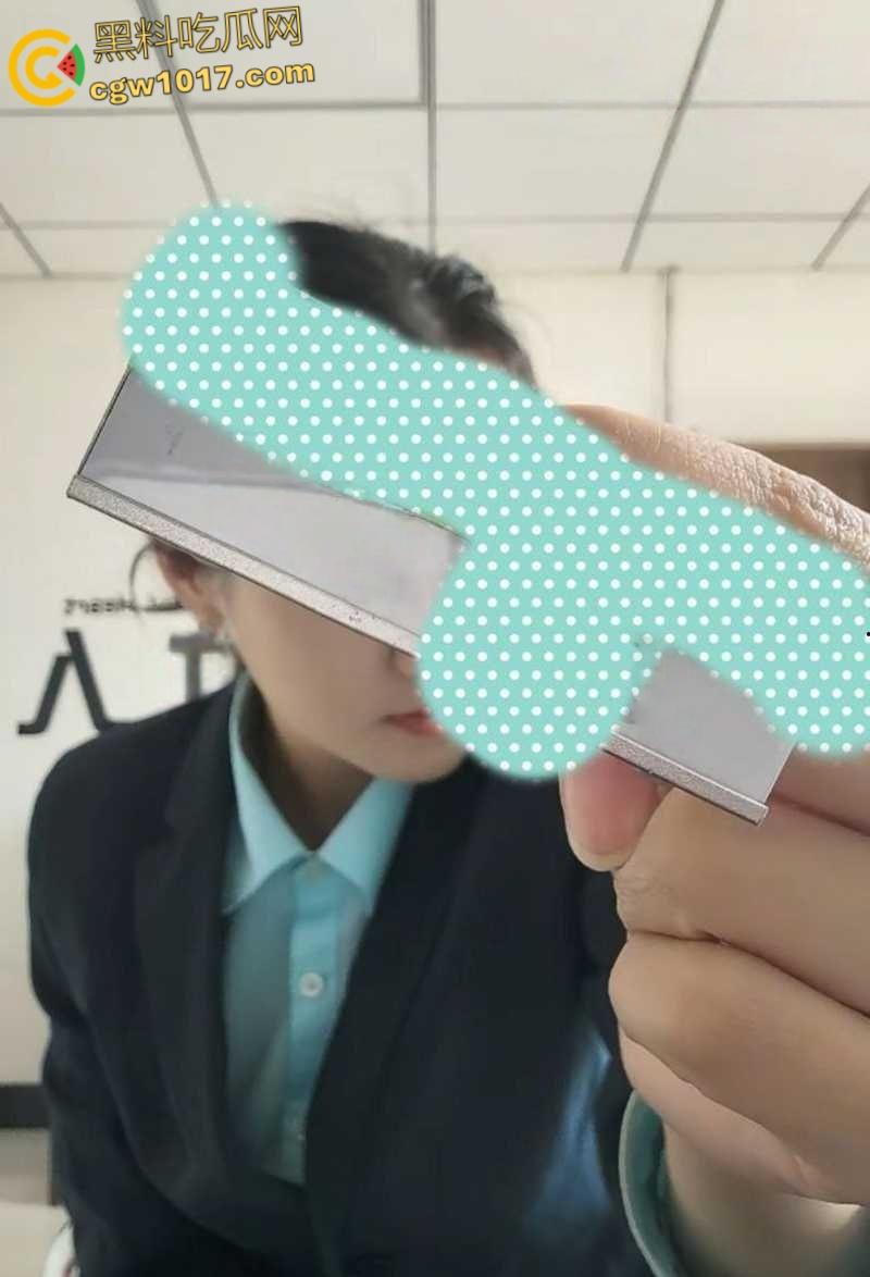 天津银行美女柜员【郭雨轩】,为了勾引客户买理财,甘愿献身当母狗玩虐肛,50厘米长假屌从菊花拽出!-3