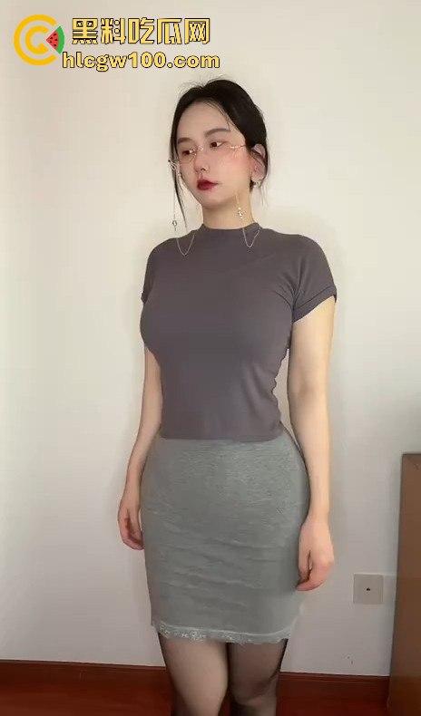 抖音巨乳网红原【固执的守村人雪bee】现【恩果】收费福利爆出，跳蛋直播爽到翻白眼！-2