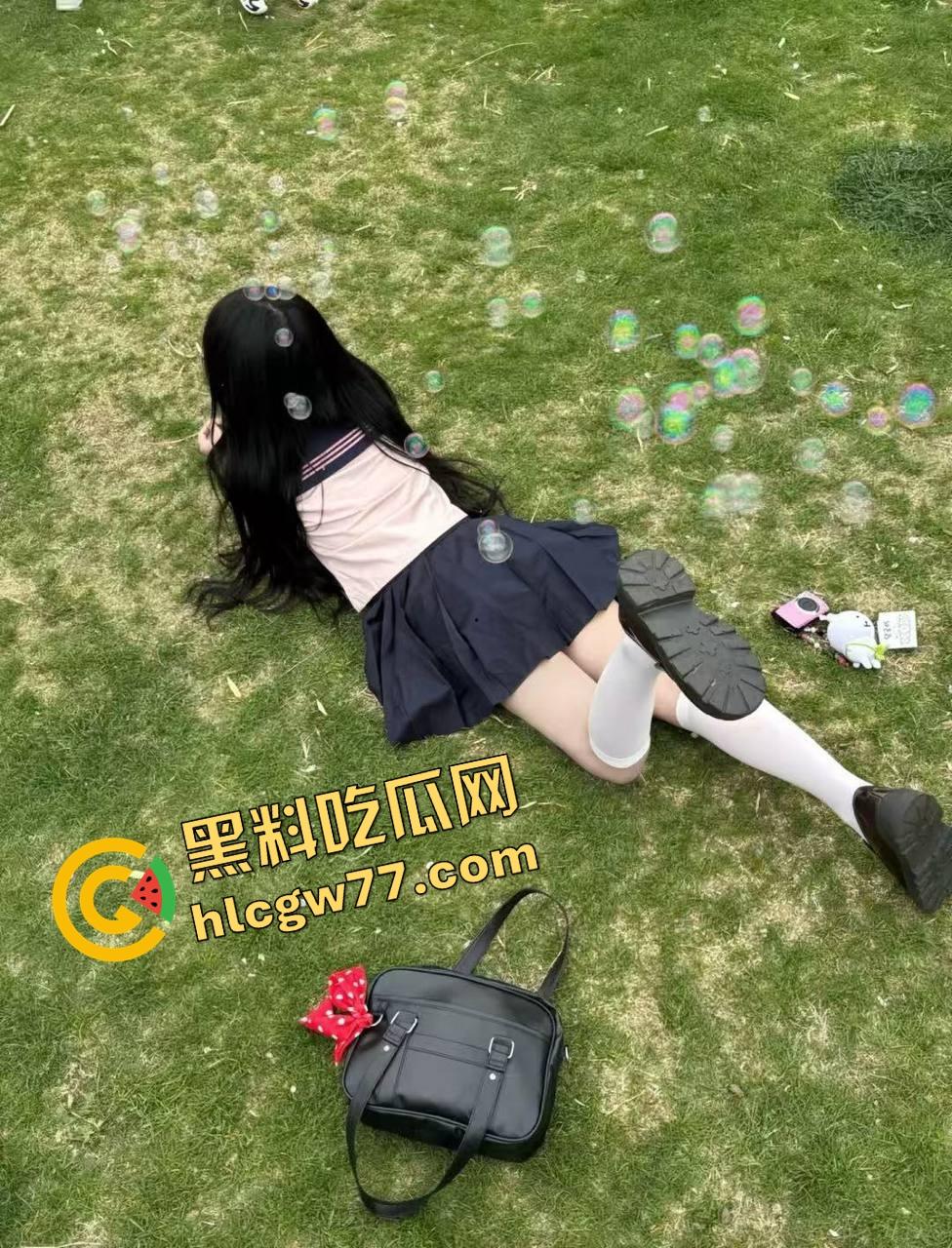 KTV好女孩装醉不拒摸，口口声声说没喝多，下一秒瘫沙发上被白摸逼，这不是醉是装给你摸的！-2